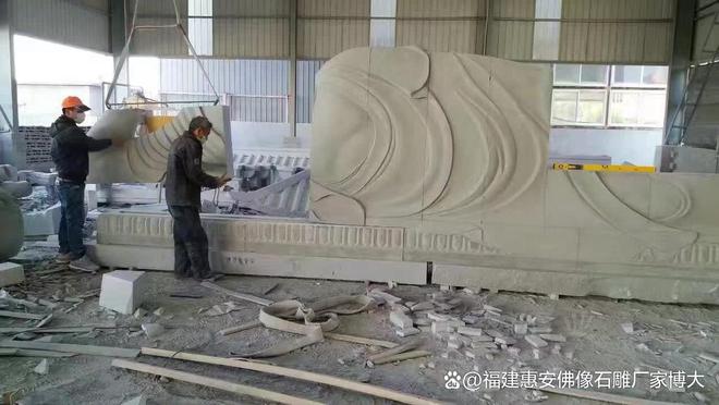 石雕卧佛在庭院中的装饰效果